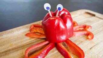 Grøntsagshit: Lav en krabbe af en peberfrugt