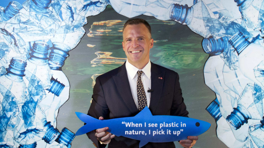 Den amerikanske ambassadør støtter kampen mod plastikforurening